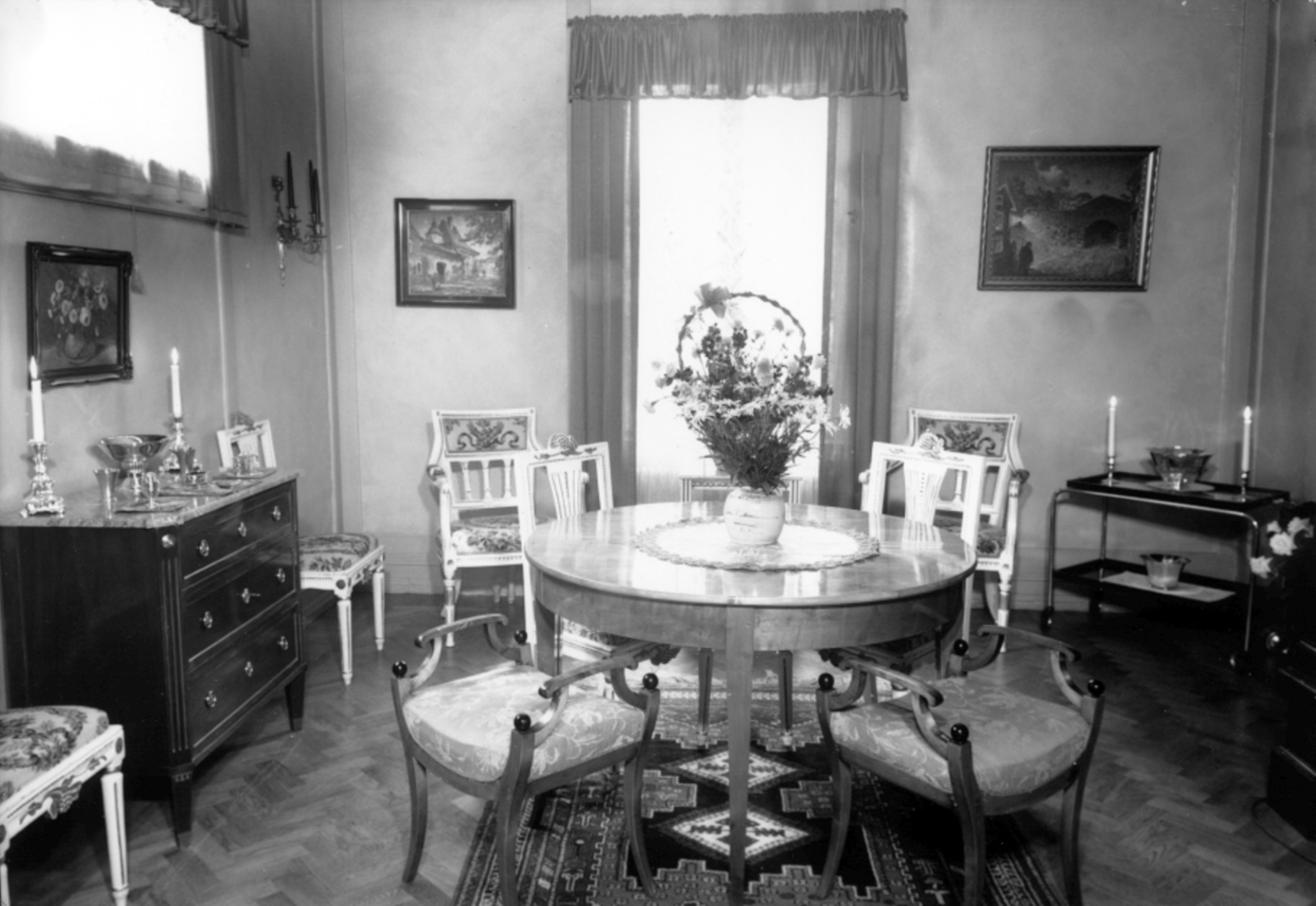 Interiör från Norra Långgatan - lilla salongen/matsalen.