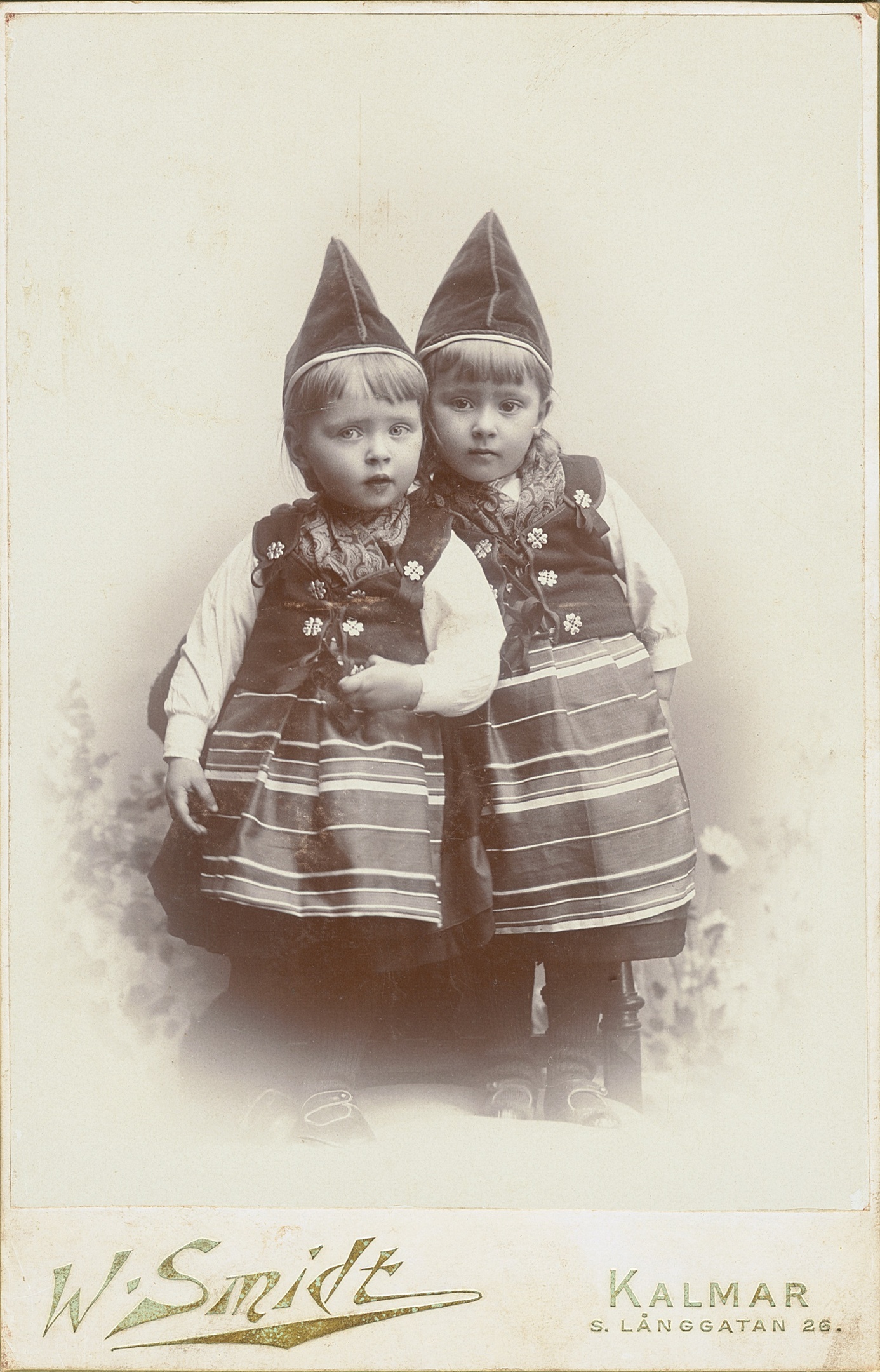 Systrarna Parrows sondöttrar Elin Thernström och Ingrid Parrow.