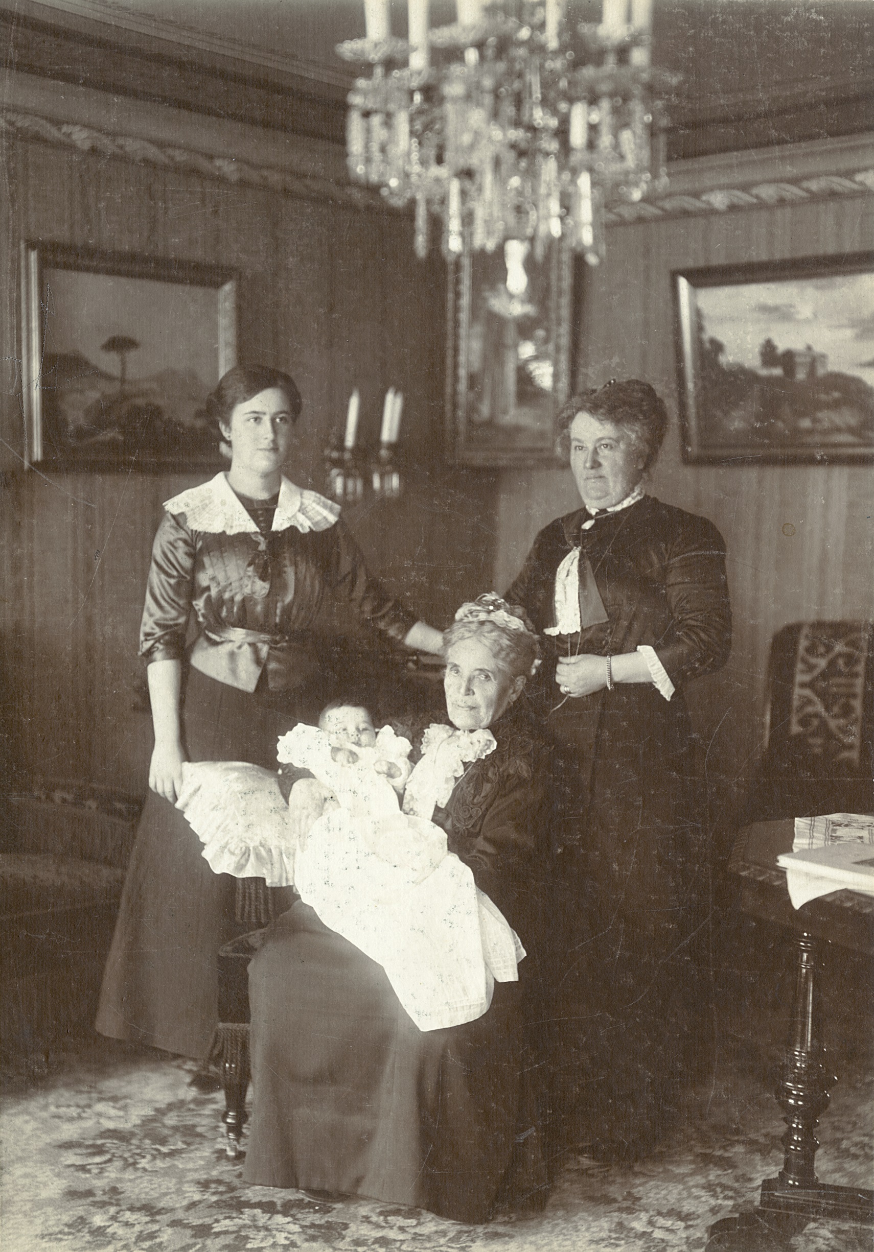 4 generationer, Amelie med svärmor Hanna Thernström, dottern Elin och dotterdottern Adrienne.