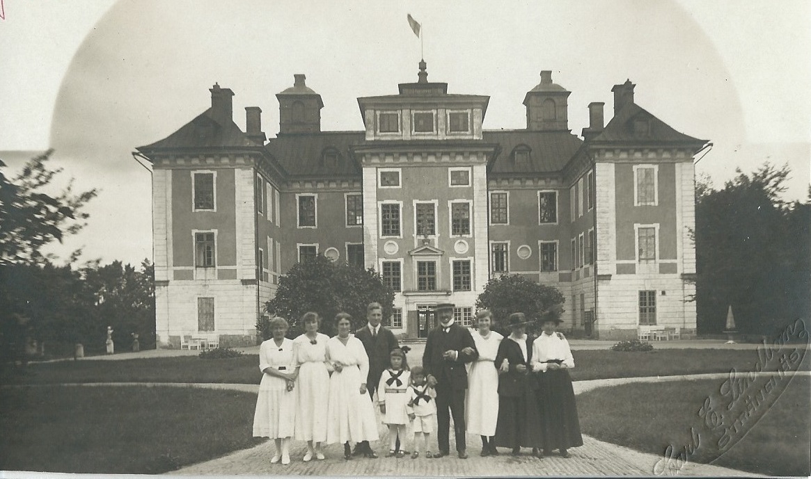 Familjen Gullberg-Thernström samlad framför lantbostaden Mälsåker.