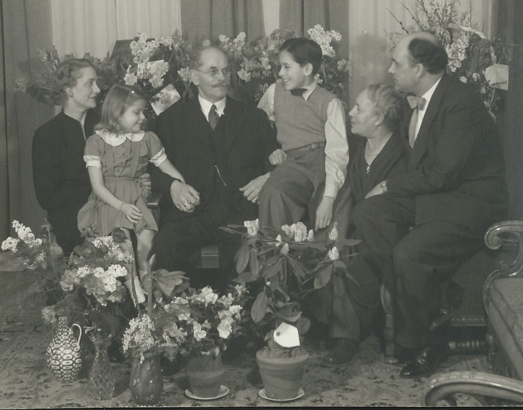 Olof Johan Strand 60 år, omgiven av barnen Mery och Henry, hustrun Cecilia och barnbarnen Ove och Madeleine.