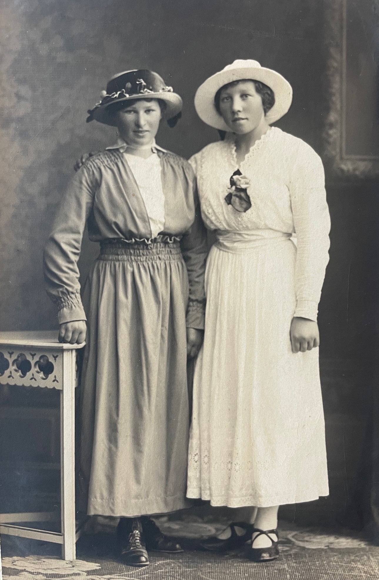 Cecilia Pettersson-Modin med väninnan Rut 1904.