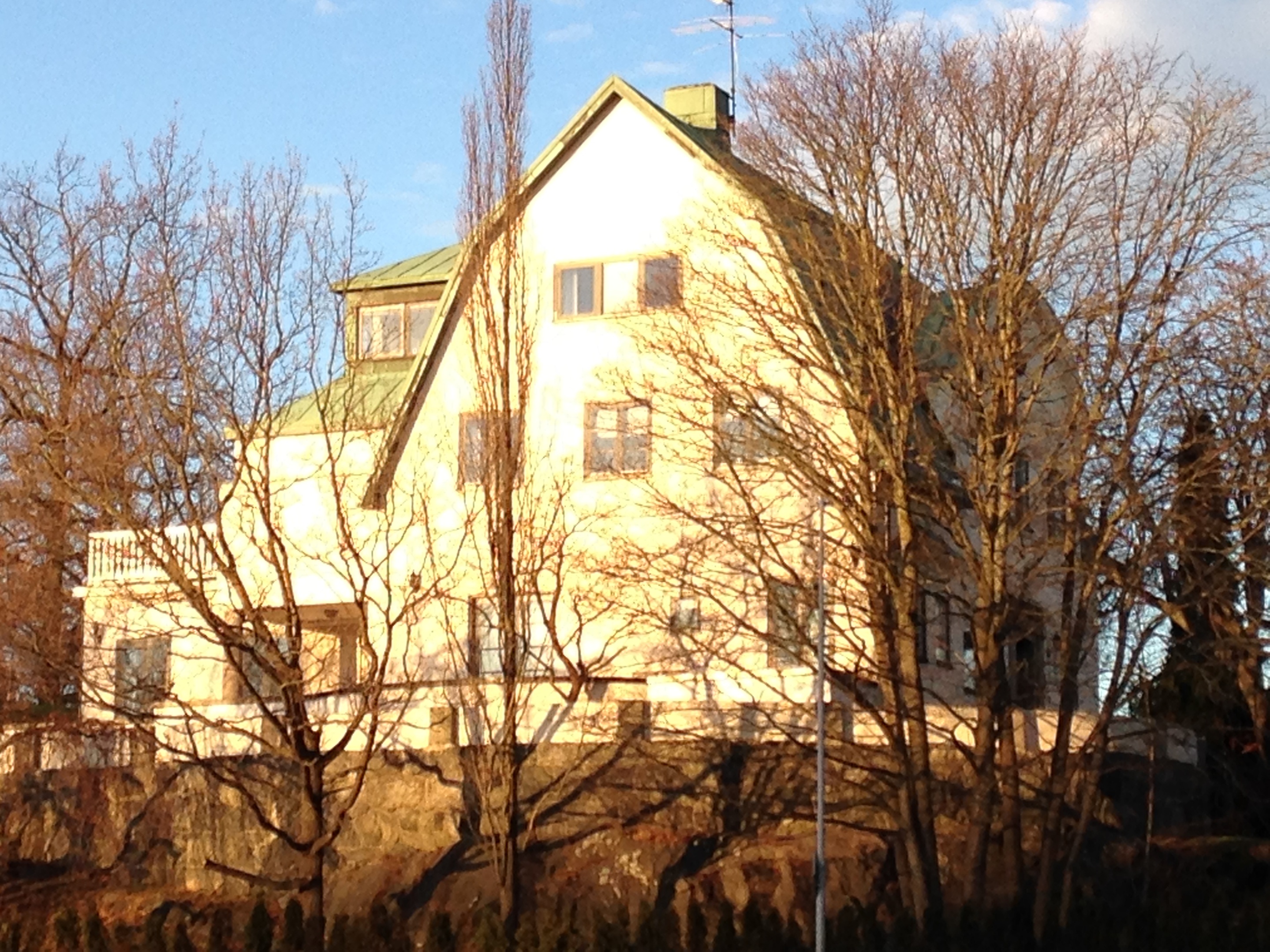 Villa Bergtomta på Lidingö sett från Mölna ängar.