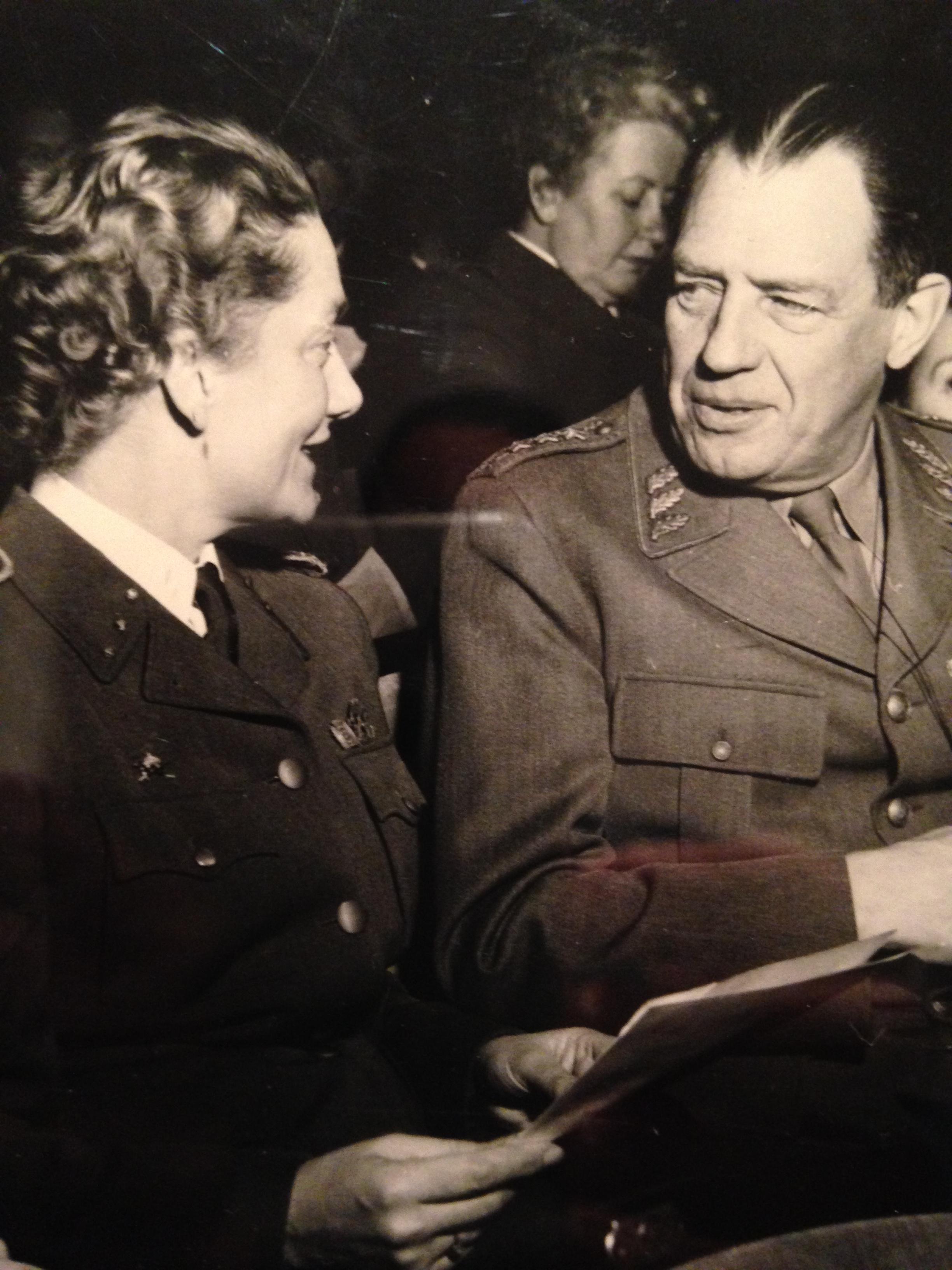 Mery Rossell, chef Örebro bilkårister och ordförande Röda korset med ÖB general Nils Swedlund.