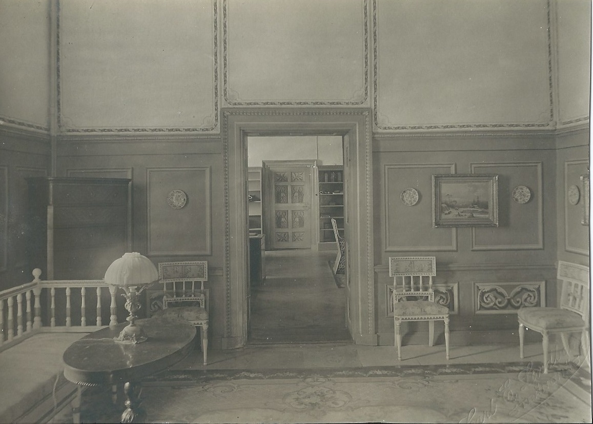 Mälsåker, kabinettet med biblioteket innanför.