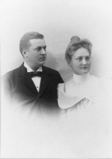 Sara Åström och Grosshandlare Carl August Johansson. Dotter till Pher Gustaf Åström och Elisabeth Mathilda Fridén ovan.