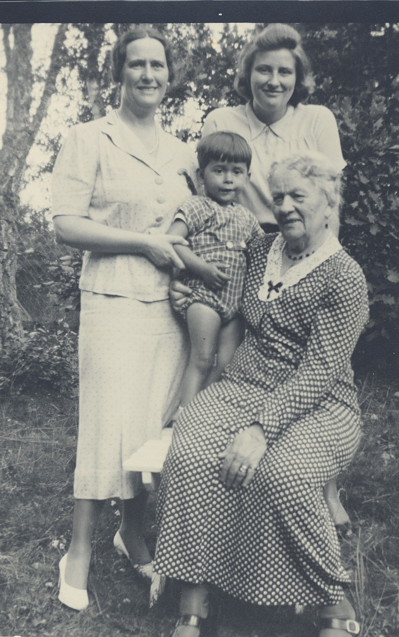 4 generationer, Elin med modern Amelie, dottern Adrienne och hennes son Ove. Ove gifter sig sedan med Elins brorsdotter Birgitta.