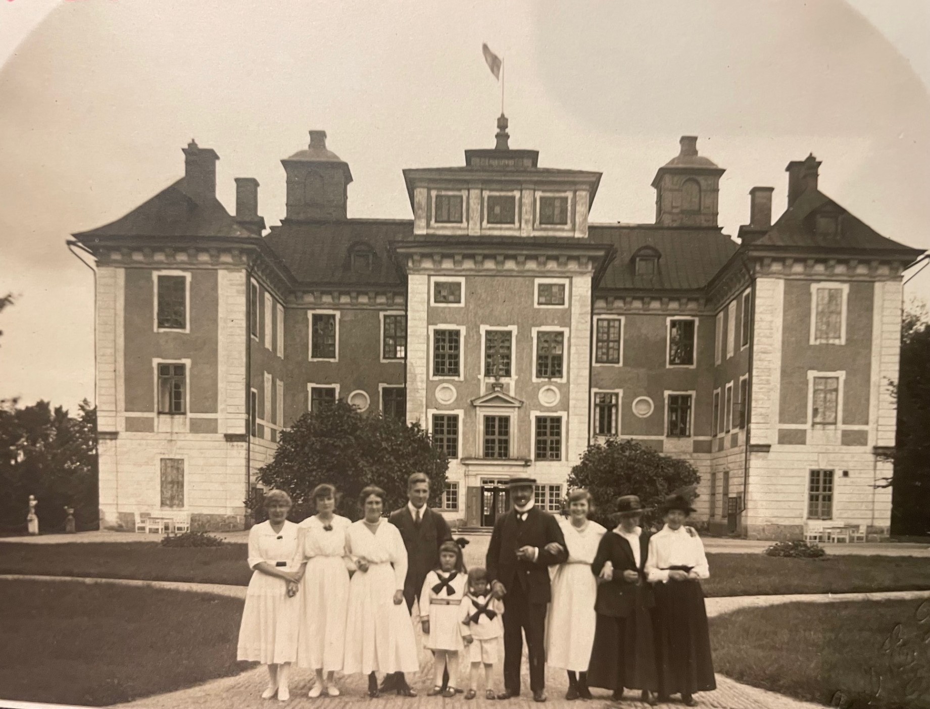 Elin med familjen framför lantbostaden Mälsåker.