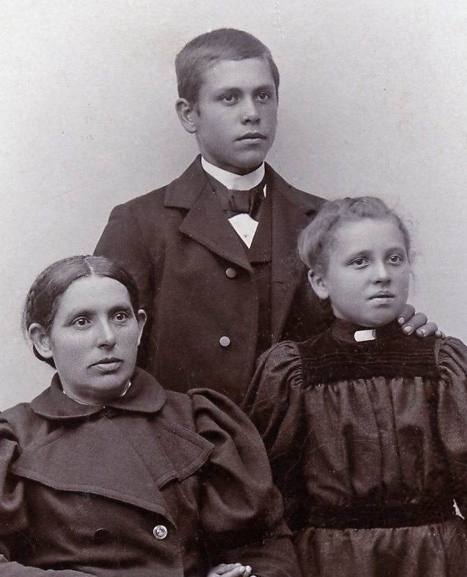 Kerstin Olsdotter, med barnen Olof Johan och Emelie. Gift med Per Persson.
