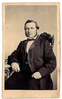 Mathilda Fridéns make Rådmannen Pher Gustaf Åström - far till Sara Fredrik Åström.