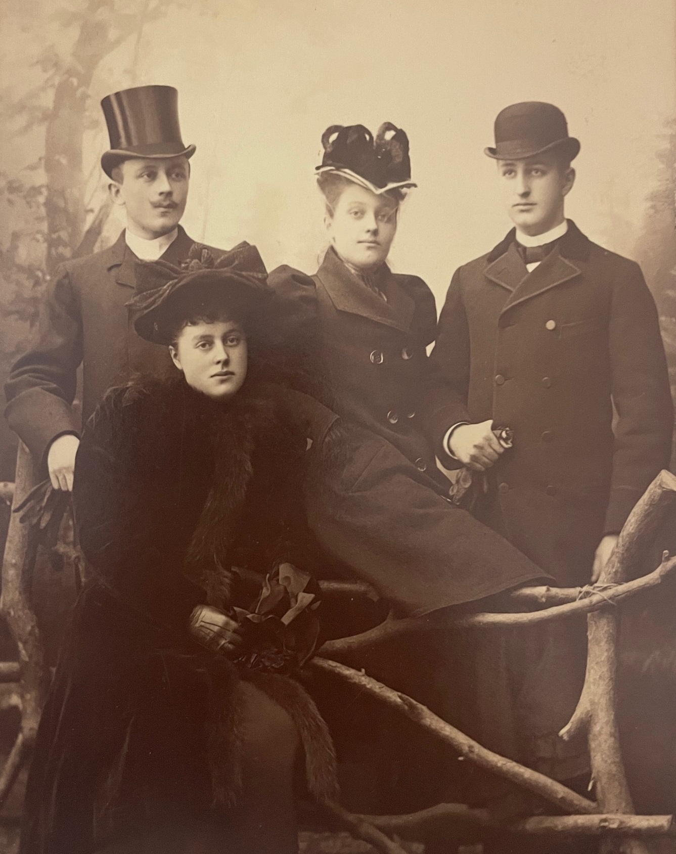 Herman med systern Anna, hennes fästman Anders Sjöstedt och dennes syster Esther. Ca år 1900.