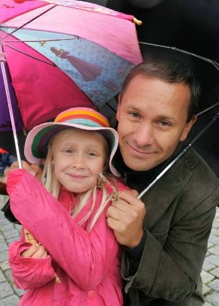 Fredrik med dottern Adrienne år 2009.