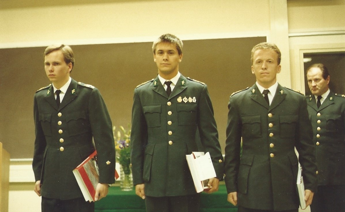 Officersutbildning och trupptjänstgöring 1983-1989.