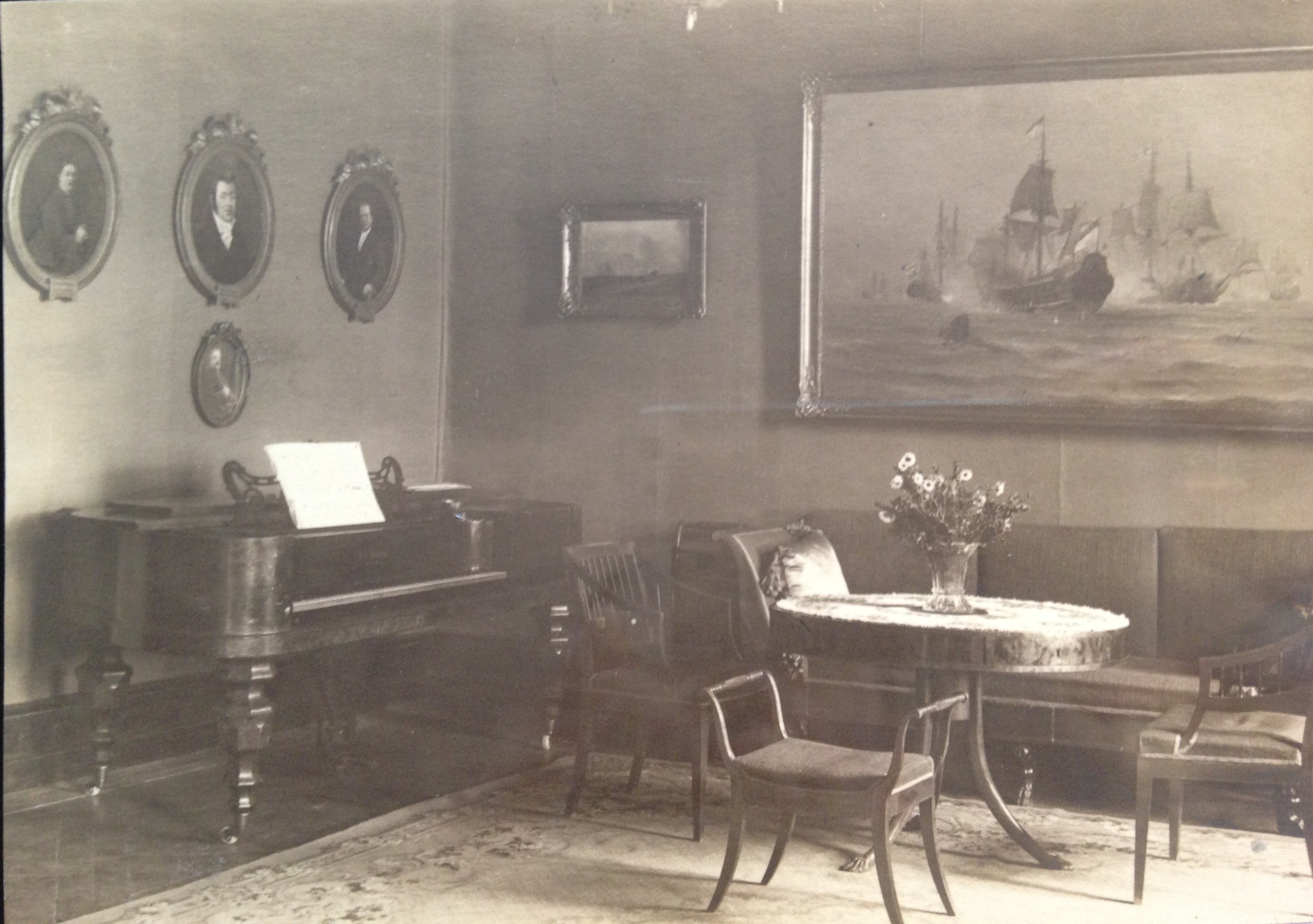 Tureholm, vardagsrummet på första våningen. Tavlan är utlånad till svenska konsulatet i Kenya.
