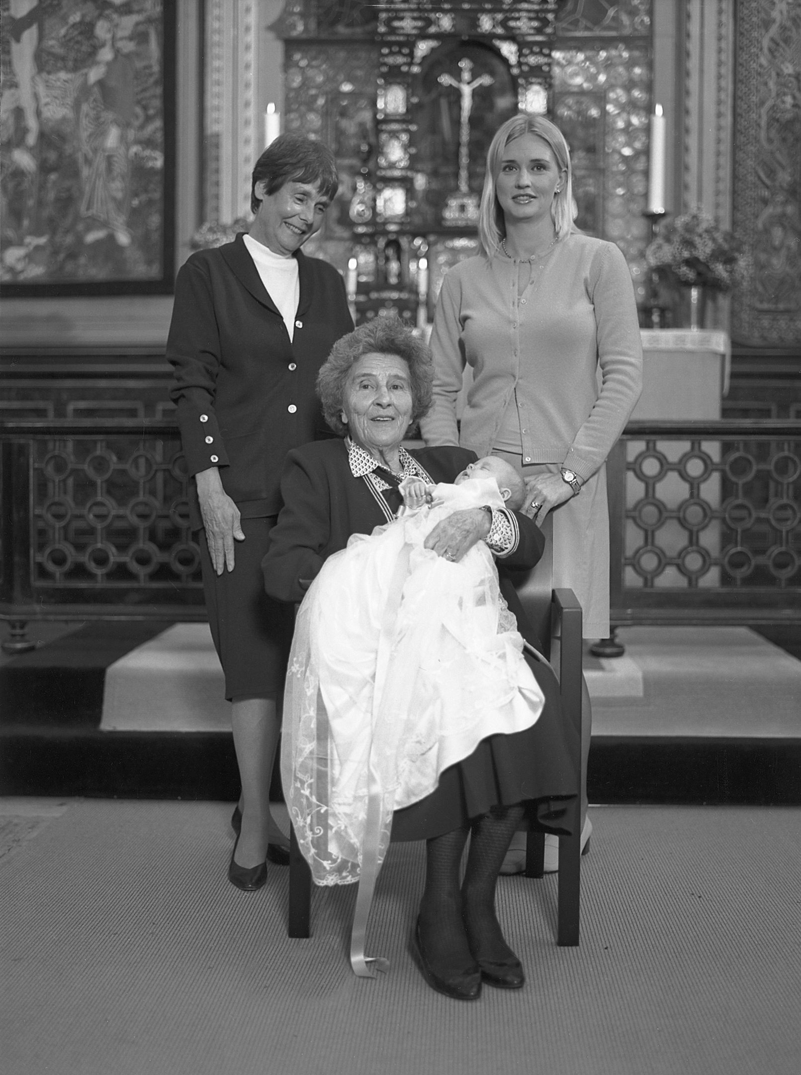 4 generationer. Birgitta Thernström gift Strand, med svärmor (och kusinen) Adrienne Gullberg, samt svärdotter och bernbarn.
