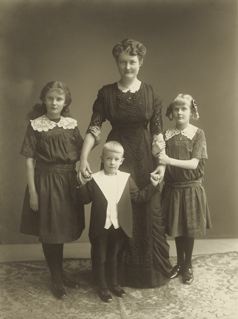 Sara Fredrika Åström med barnen Anna-Lisa, Brita och Carl Gustaf.