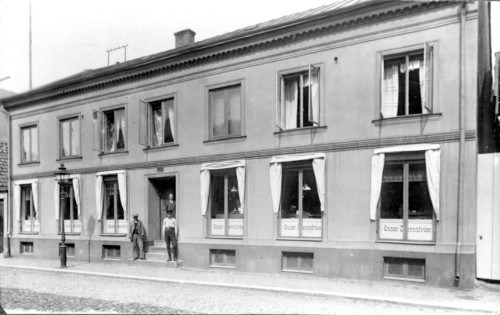 Familjen Oscar och Elin Thernström och sedan sonen Einar och Brita Thernströms fastighet på Norra Långgatan.