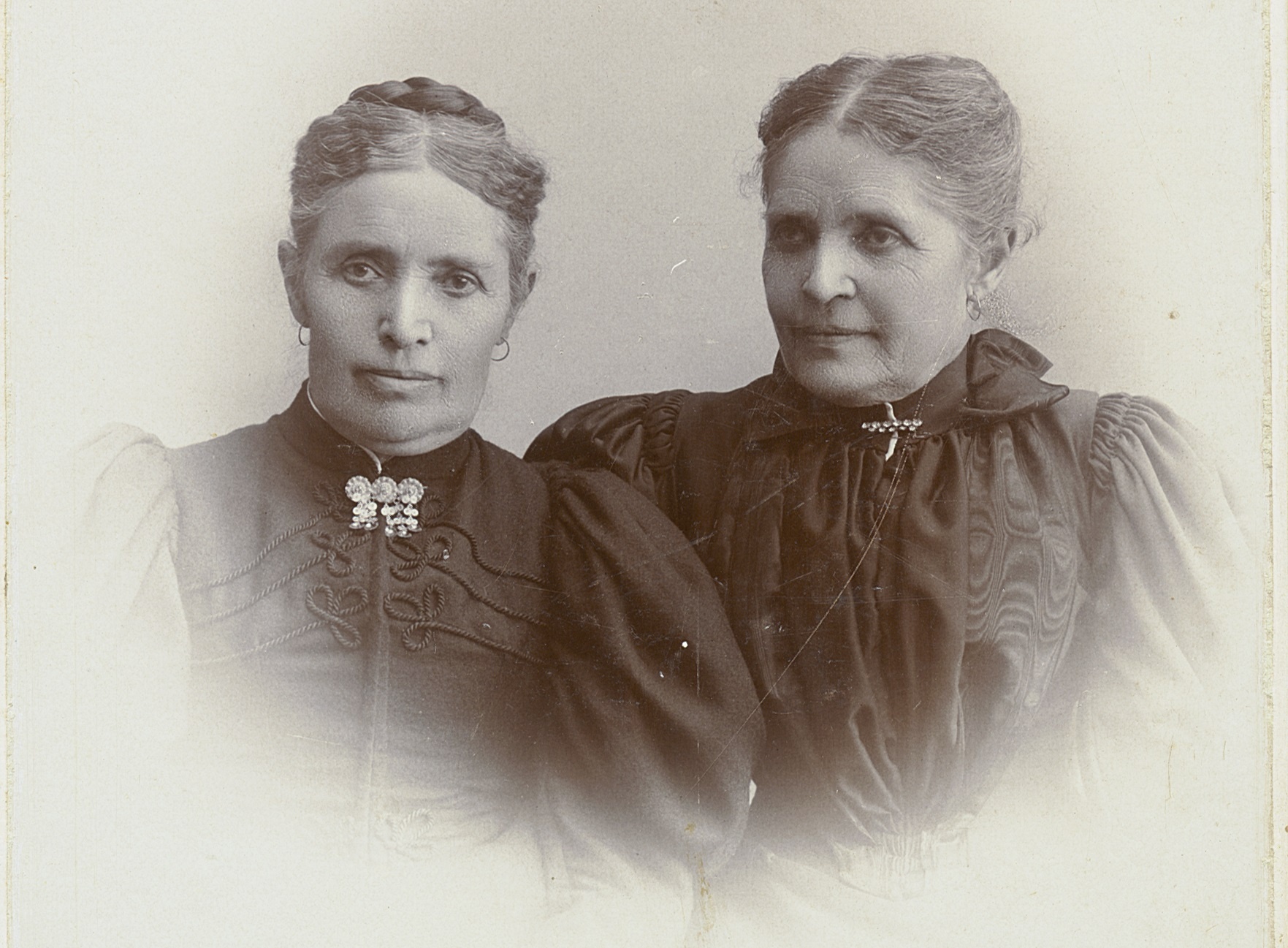 Systrarna Johanna och Maria Parrow - döttrar till Joachim Parrow och Vendela Christina Sabelström