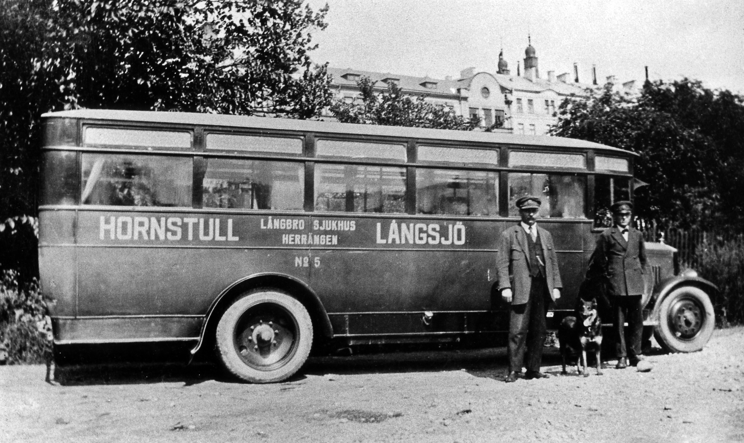 Olof Johan Strand med en av sina omnibussar. Chauffören till höger är en av Olof Johans systersöner Hilding Nilsson.