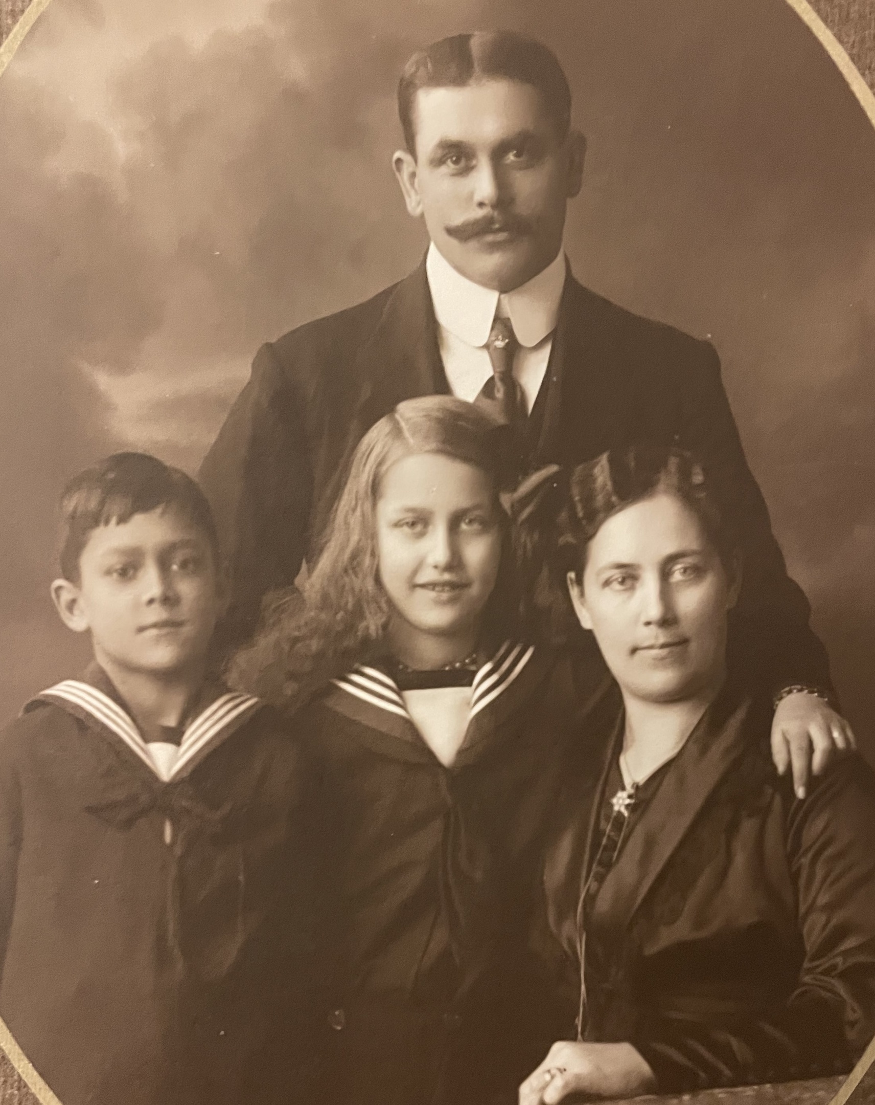 Olof Johan Strand med hustrun Cecilia Pettersson Modin och barnen Mery samt Henry.