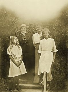 Mathilda med dottern Sara Fredrika, gift med Carl Johansson och barnbarnen Brita och Anna Lisa.